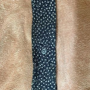 black and white lululemon headband!